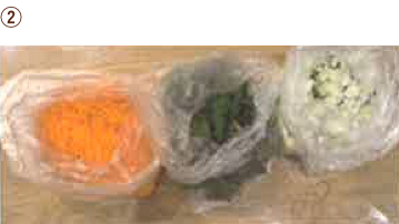 ②にんじんの千切り、小松菜の細切り、ネギの輪切り