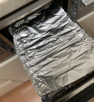 魚グリルにアルミホイルを敷くの写真